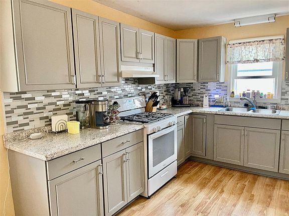 3rd image of 534 Woodford Ave