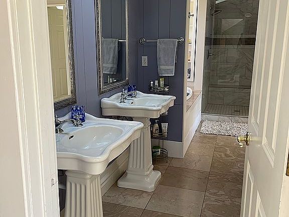 Master bath w/double sinks