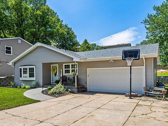 2nd image of 8 Skyview Dr