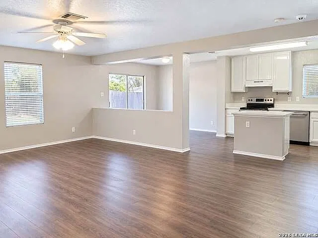 3 bed, 2.5 bath, 1605 sqft, $1,600 — Photo 3