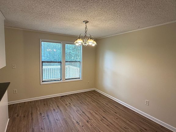 3rd image of 2220 Laburnum Ave