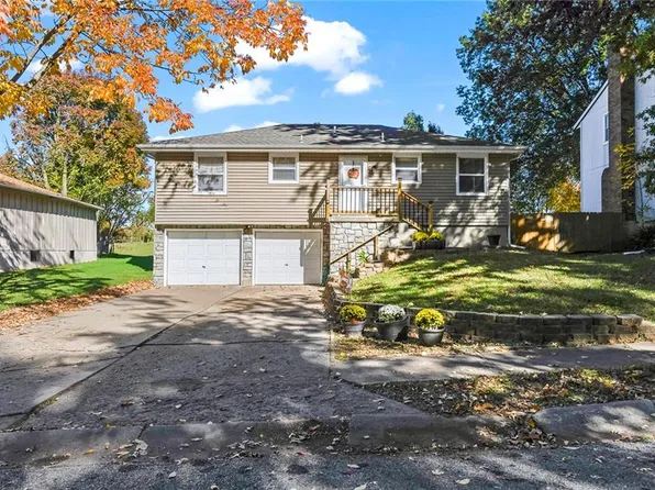 1316 SE Knights Bridge St, Blue Springs, MO 64014