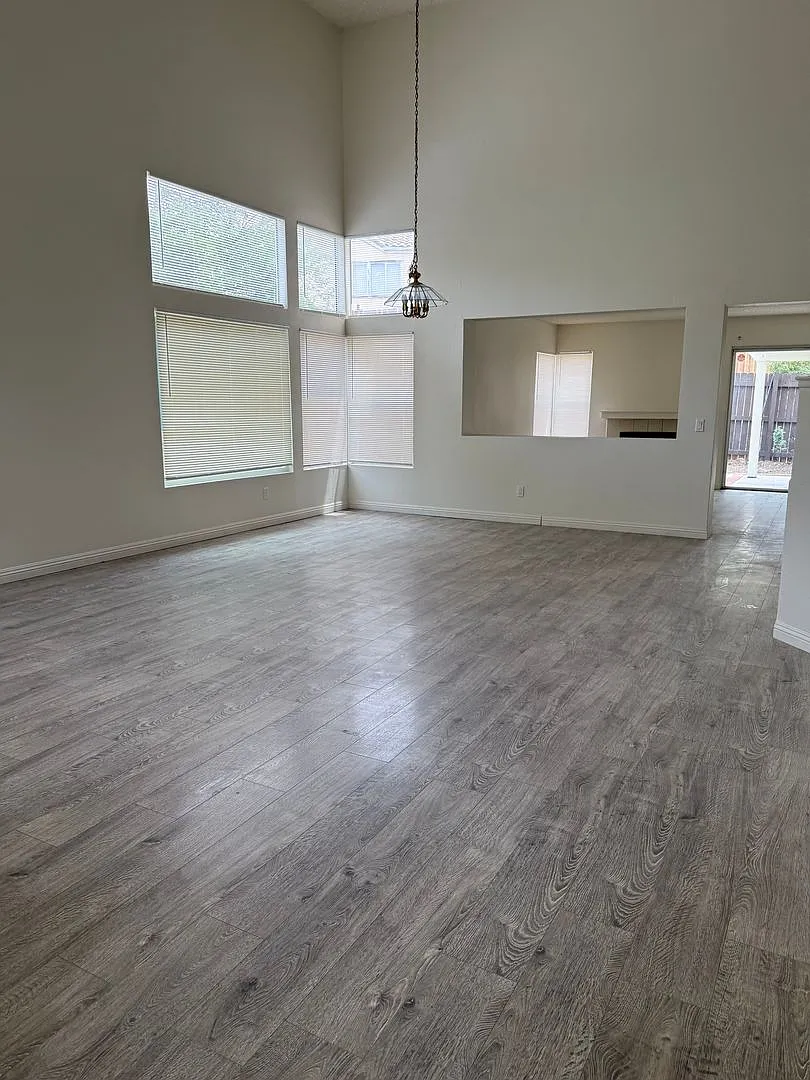 Centraly Located Shopping, Fwy, 2 story, 4 bedrooms 2.5 bath, patio with fence. new paint. — Photo 2