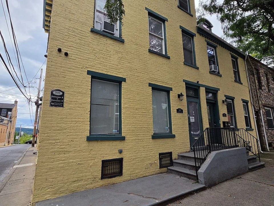 926-928 W Walnut St