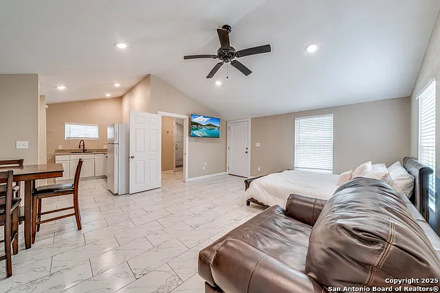811 W Kings Hwy — Photo 11