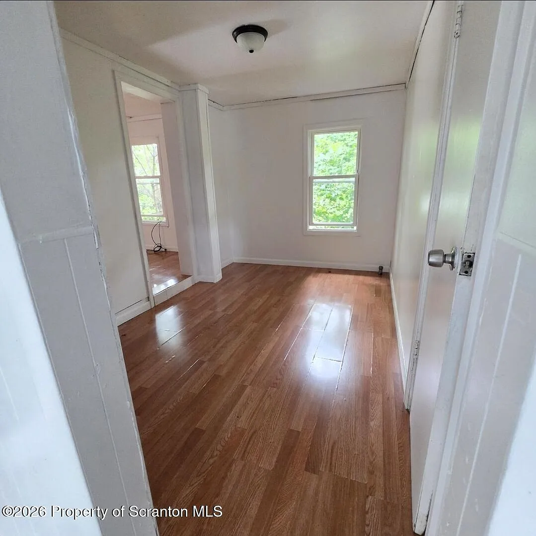 1 bed, 1.0 bath, 900 sqft, $1,050 — Photo 3