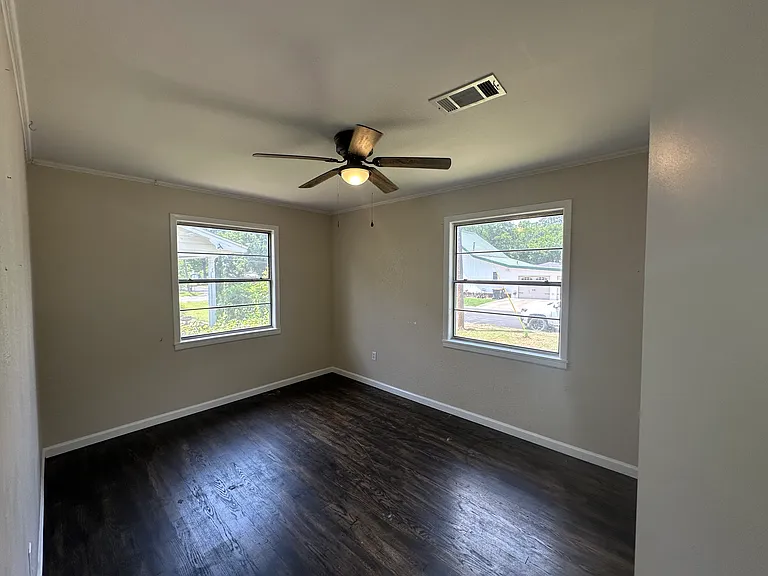 1004 N Erie Ave — Photo 10