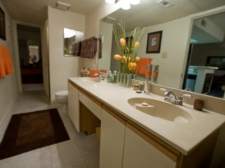 Shadowlake Villa Apartments — Photo 18