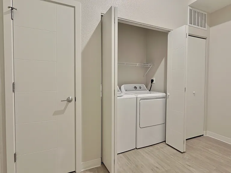 727 Poyntz Ave #205 — Photo 4