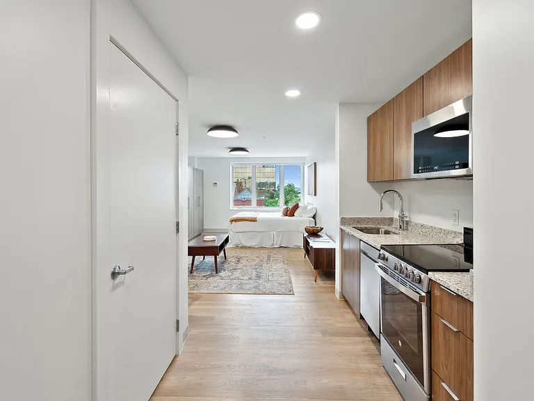 West 6th Apartments — Photo 31