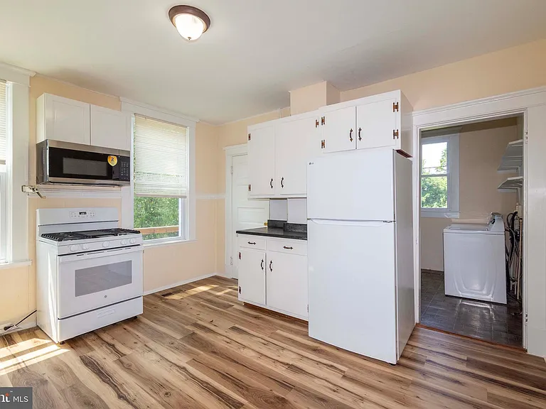 222 W Main St — Photo 36