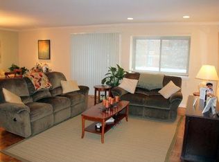 21 Canterbury Rd APT 8, Great Neck, NY 11021