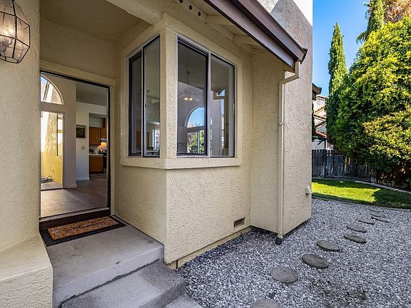 4th image of 1476 Whitby Way