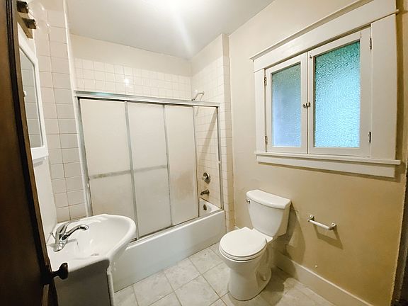 4th image of 419 Evergreen St