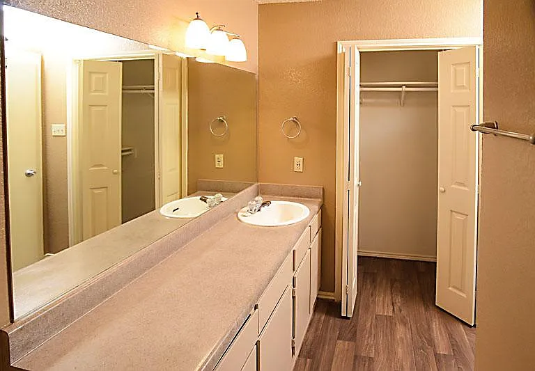 Crestwood Apartments — Photo 11