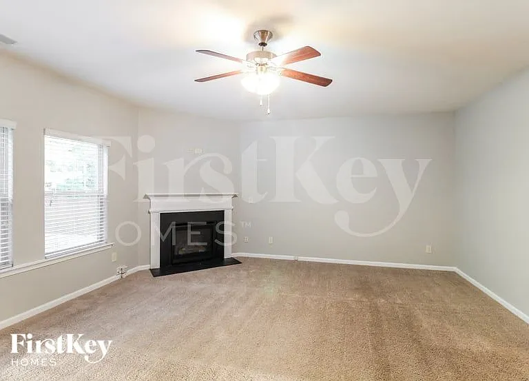 423 Fredrick Dr — Photo 2