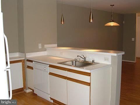 3rd image of 40 Hearthstone Ct APT C