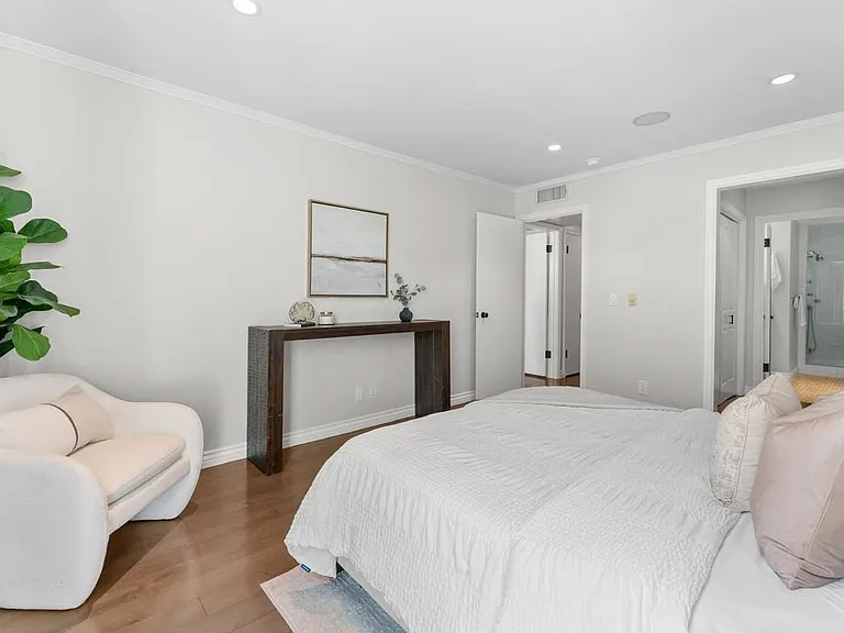 906 N Doheny Dr #311 — Photo 17