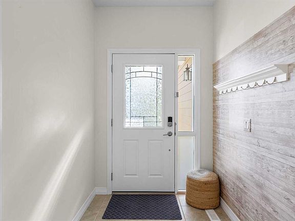 3rd image of 84 E Ridge View Close