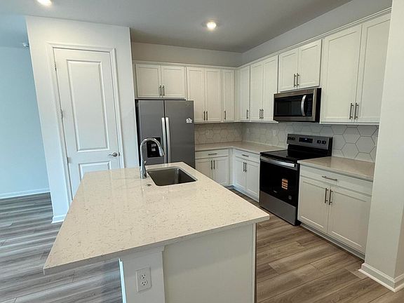 3rd image of 275 SW Sally Way