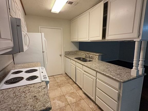 3rd image of 629 W Ridge Dr