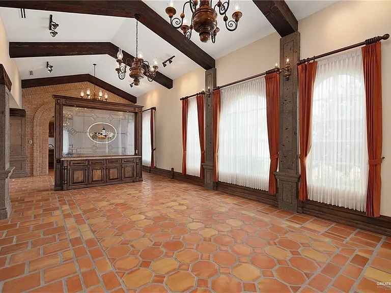 2304 Antigua Dr — Photo 20
