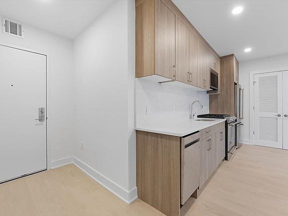 4th image of 303 Madison St #508