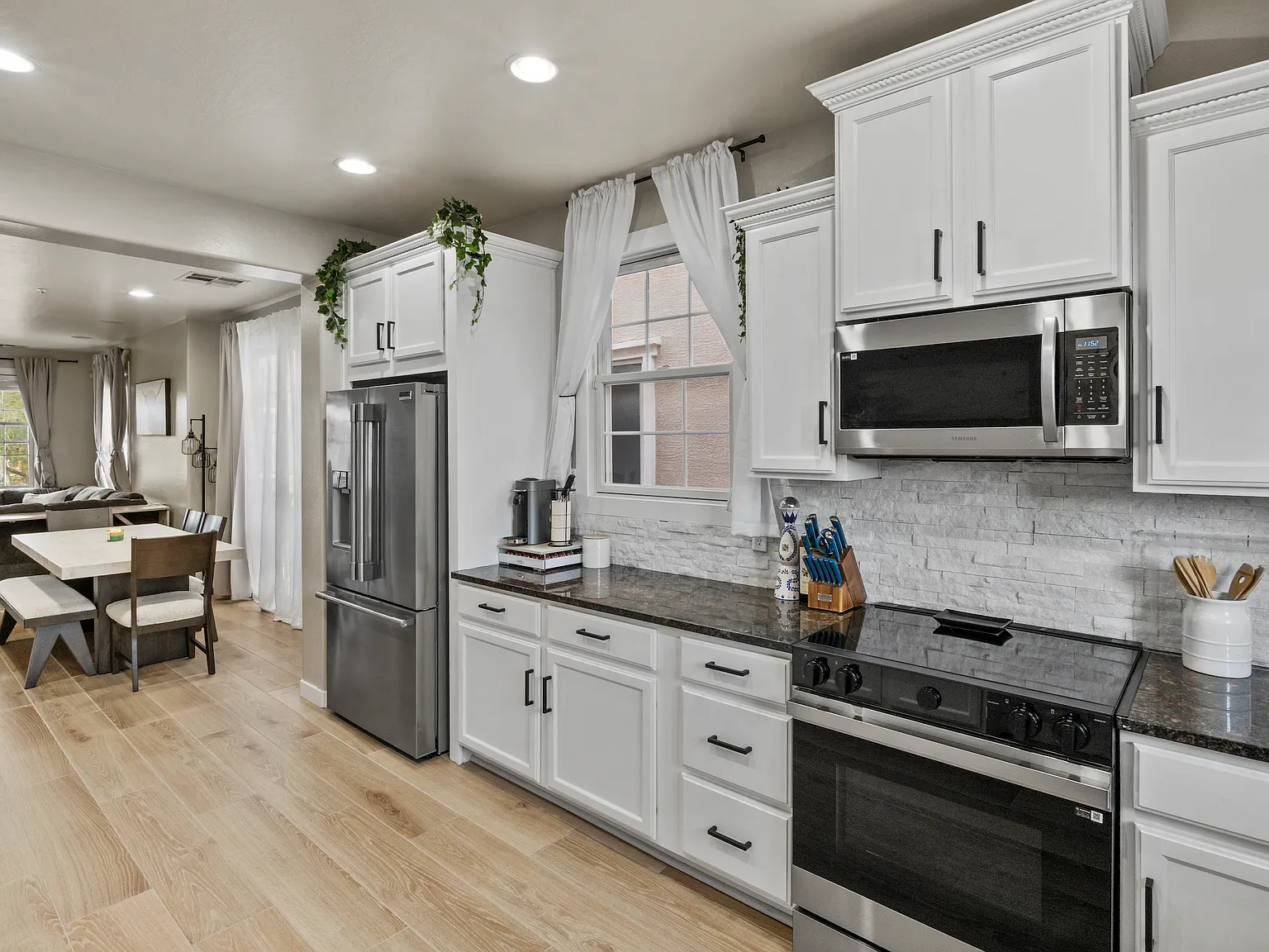 3 bed, 2.5 bath, 1627 sqft, $4,190 — Photo 2