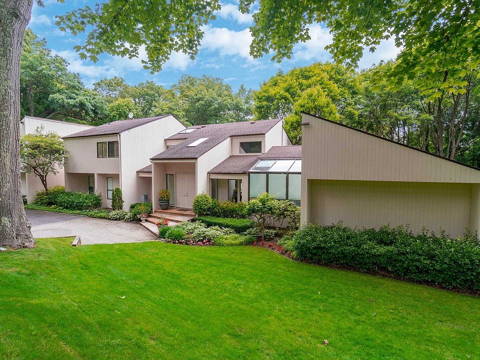 1st image of 8 Brook Ln