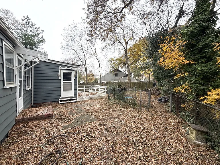 1142 Mona Dr — Photo 16