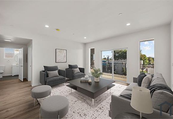 4th image of 13853 Victory Blvd #107