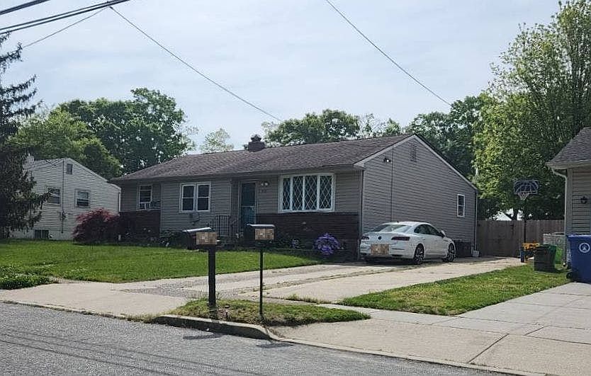 2nd image of 209 9th St