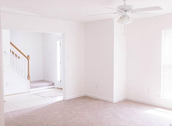 5th image of 58 Essex Ct