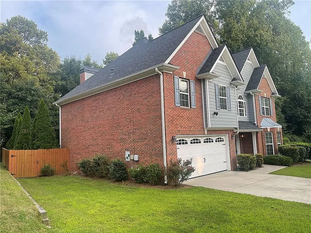 4 bed, 2604 sqft, $2,400 — Photo 2