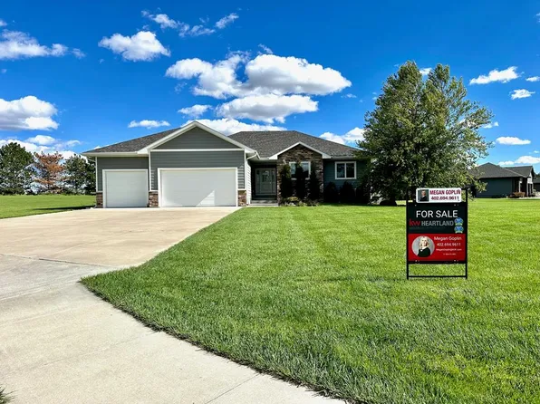 102 Chicadee Cir, Phillips, NE 68865