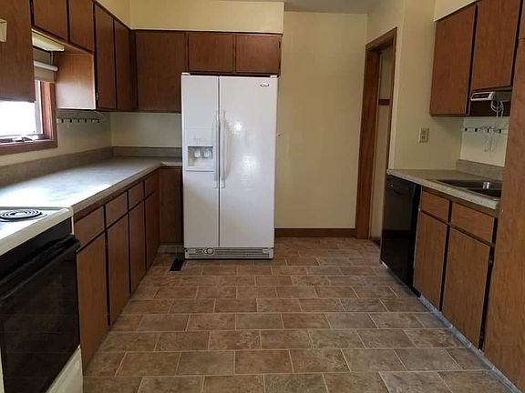 4th image of 455 N Oak St