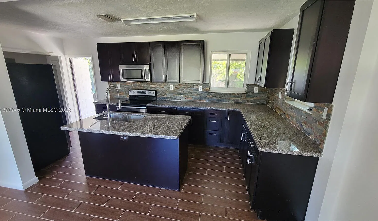 3 bed, 2.0 bath, 998 sqft, $3,000 — Photo 3