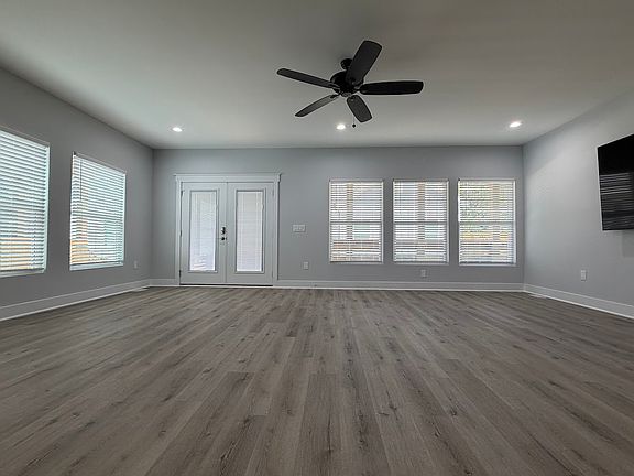3rd image of 4104 Reavis Rd #101