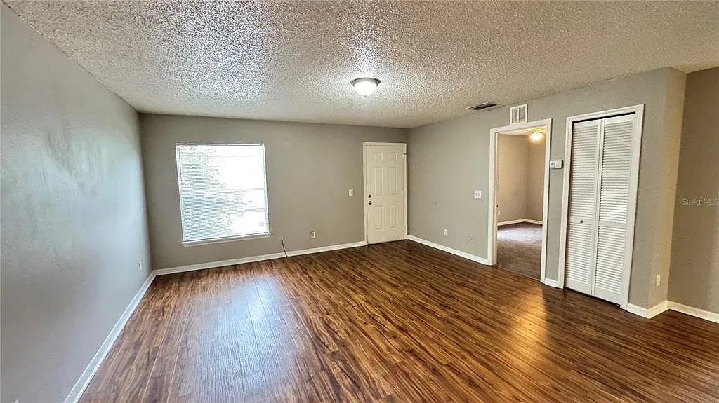 3 bed, 2.0 bath, 2560 sqft, $1,599 — Photo 2