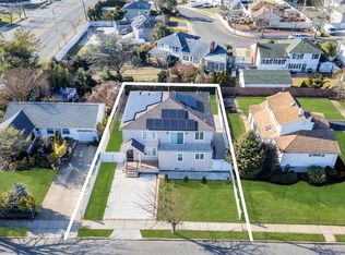 6 Dolphin Dr, Farmingdale, NY 11735
