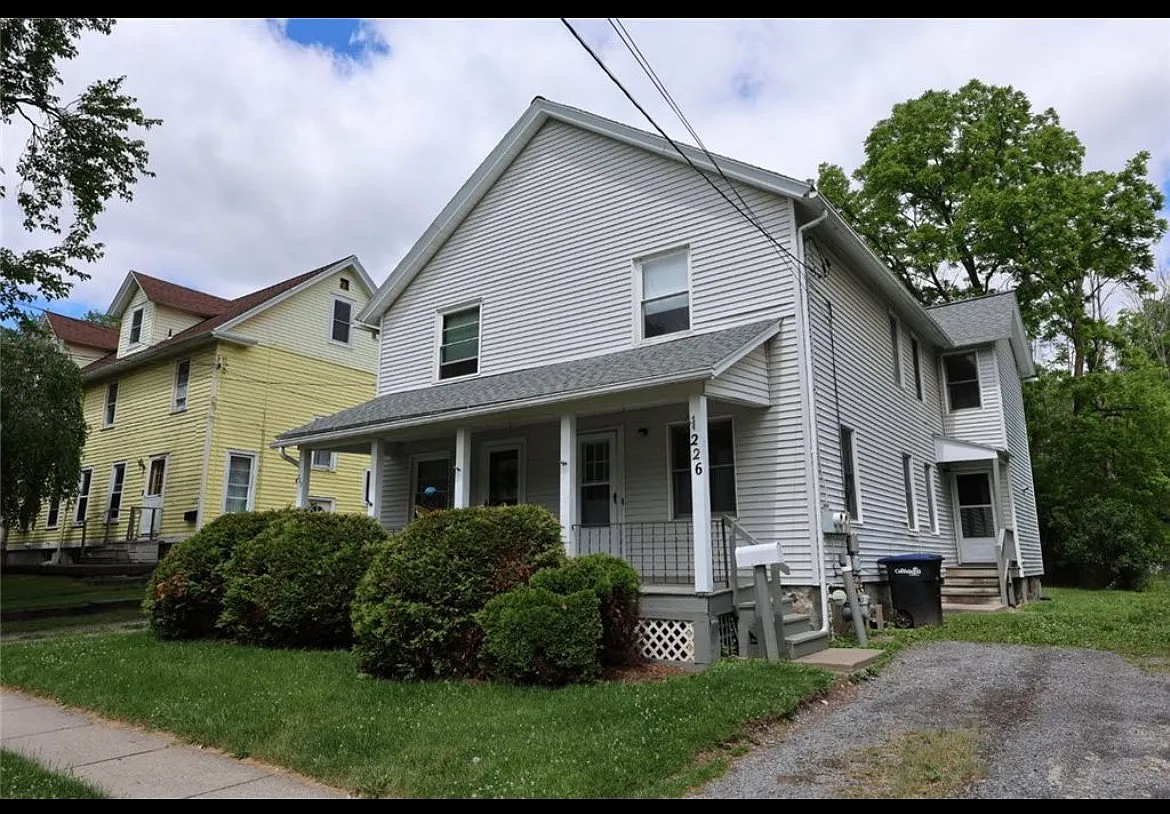 3 bed, 1200 sqft, $1,500 — Photo 1