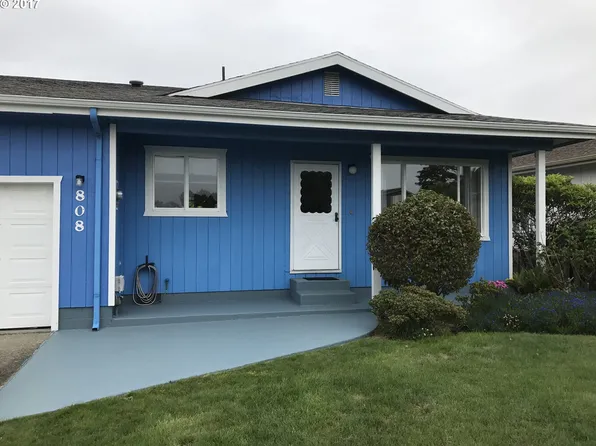 808 9th St SW, Bandon, OR 97411