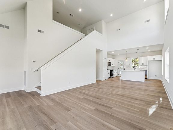 5th image of 387 Glen Cross Way