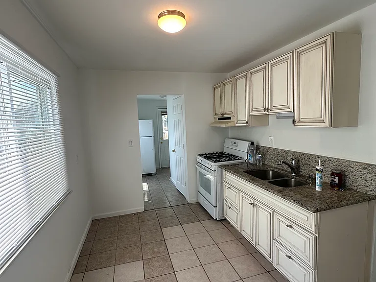 8120 Jewett Ave — Photo 6