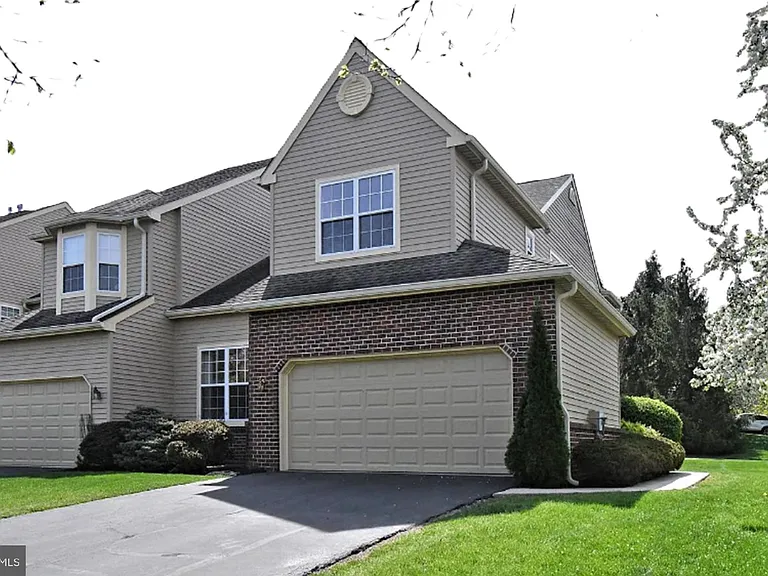235 Pinecrest Ln — Photo 1