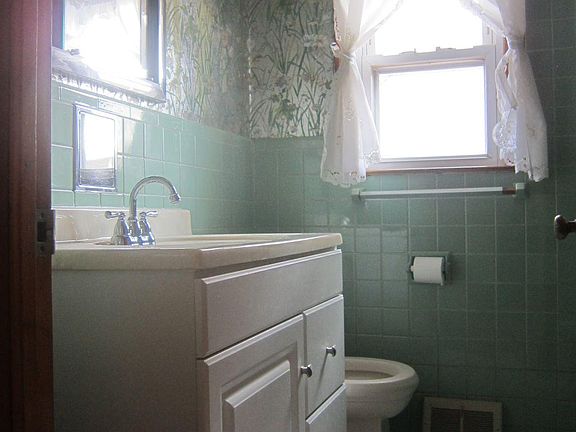 4th image of 547 Hanover Ave