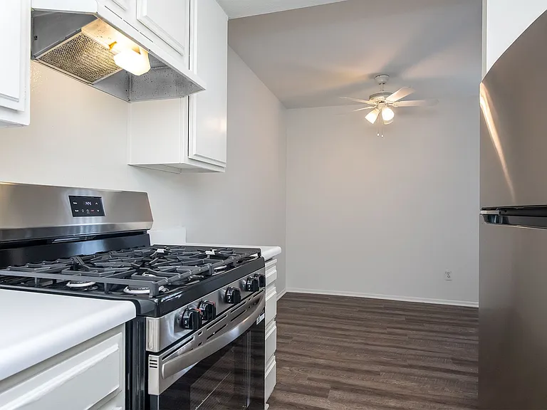 407-409 W Lexington Dr — Photo 10