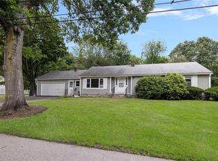 3 Grassy Plain Rd, Barrington, RI 02806