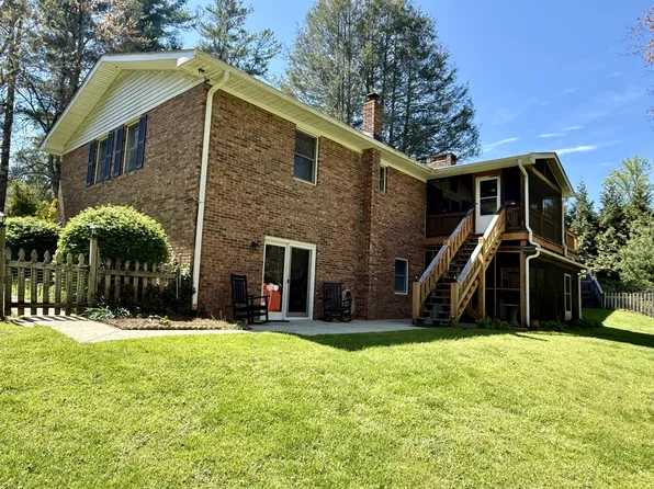 5 Shadow Valley Dr, Hendersonville, NC 28739