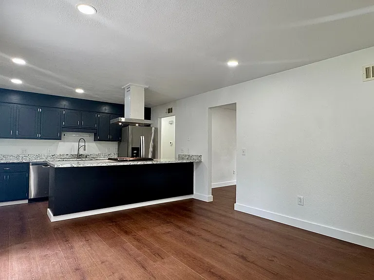 16 Ventura Blvd — Photo 9